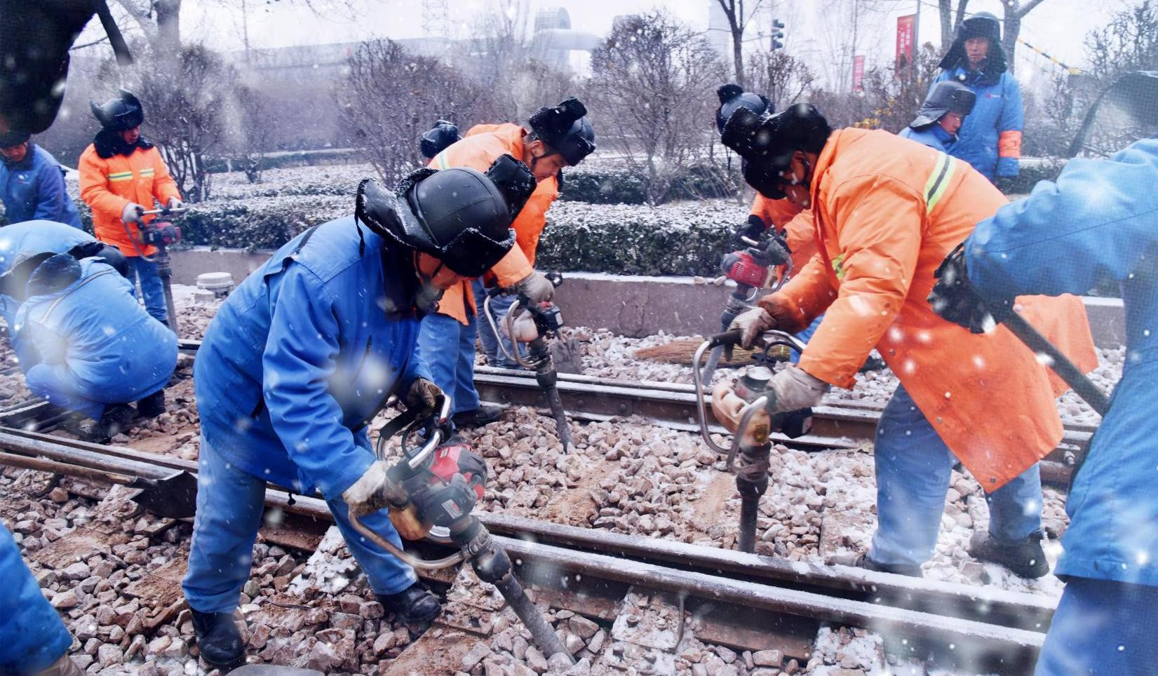 鐵建迎風(fēng)踏雪檢修忙 鐵建迎風(fēng)踏雪檢修忙